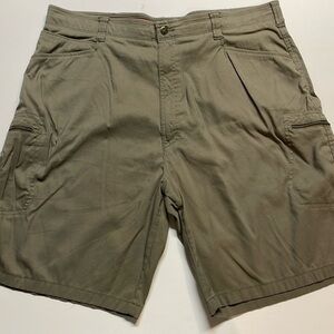 Wrangler men’s dark taupe cargo shorts size 42